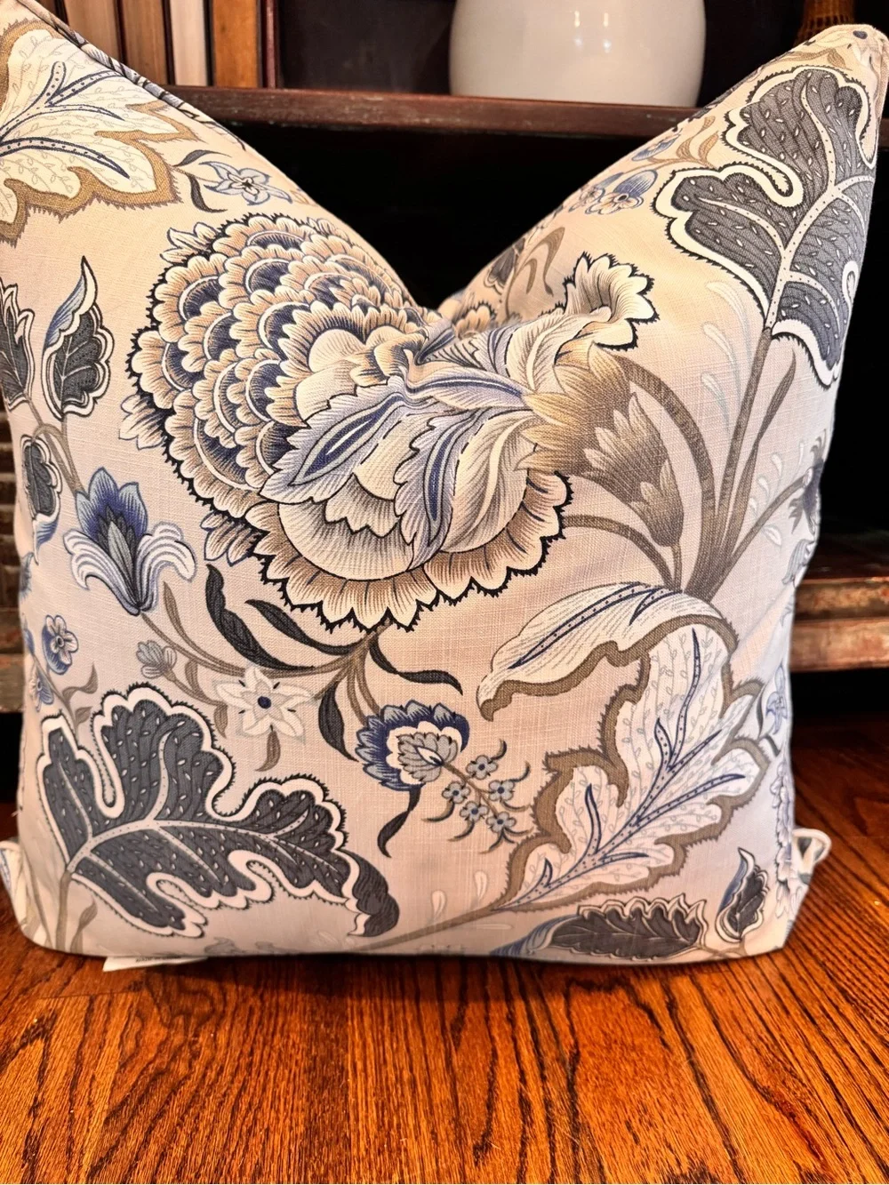 1-NWT CALLISTO HOME FLORAL DESIGN DECORATIVE PILLOW